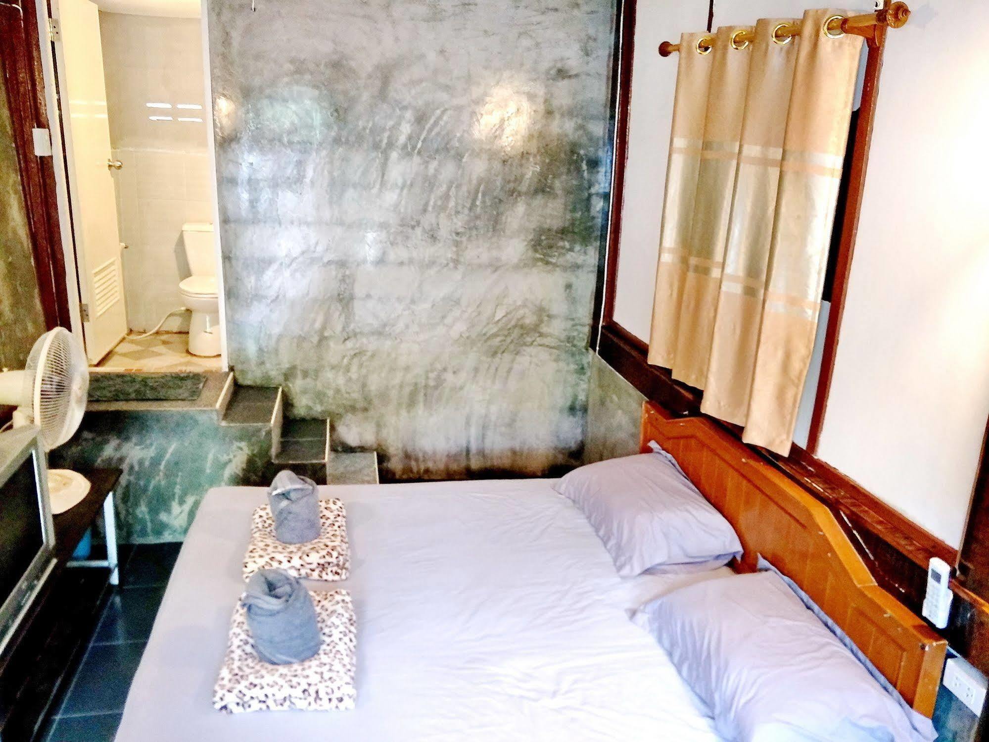 Tuk Tuk Guesthouse Ко Чанг Екстериор снимка